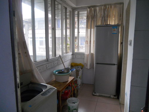 桂林市中心民主路自立小區一房一廳出租，家電家具齊全，月租750元